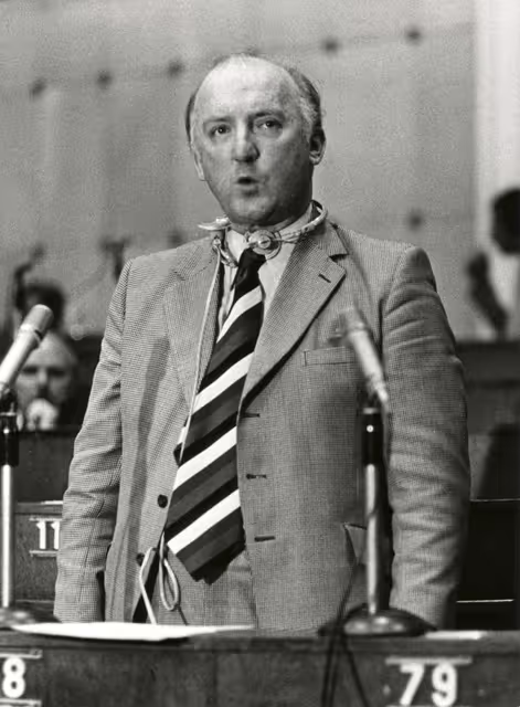 Fotagrafa 16: Plenary sessions in July 1975