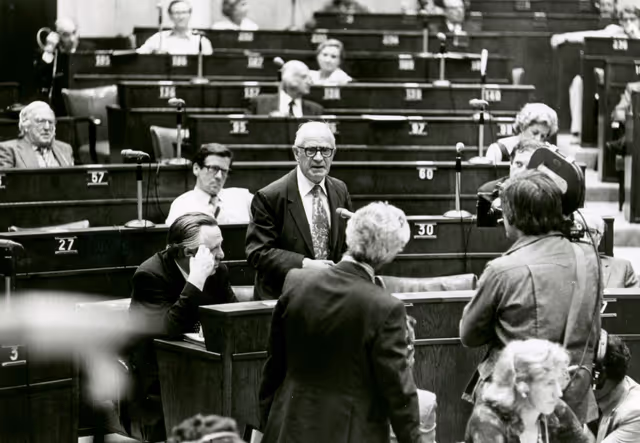 Fotagrafa 8: Plenary sessions in July 1975