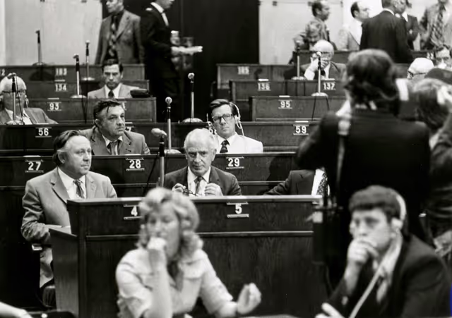 Fotagrafa 5: Plenary sessions in July 1975