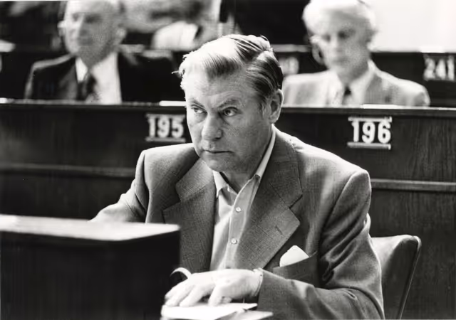 Fotagrafa 3: Plenary sessions in July 1975