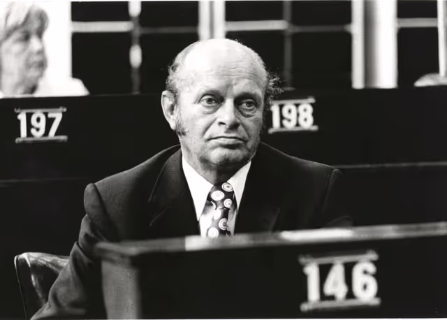 Fotagrafa 2: Plenary sessions in July 1975