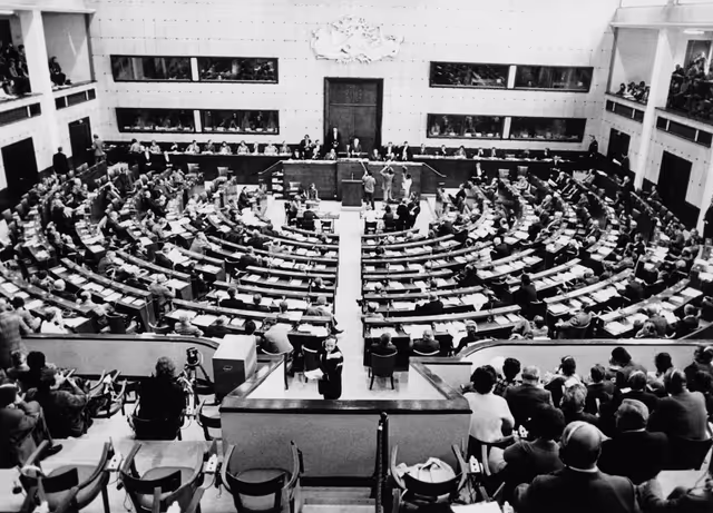 Fotagrafa 1: A session in Strasbourg, France, March 13, 1976