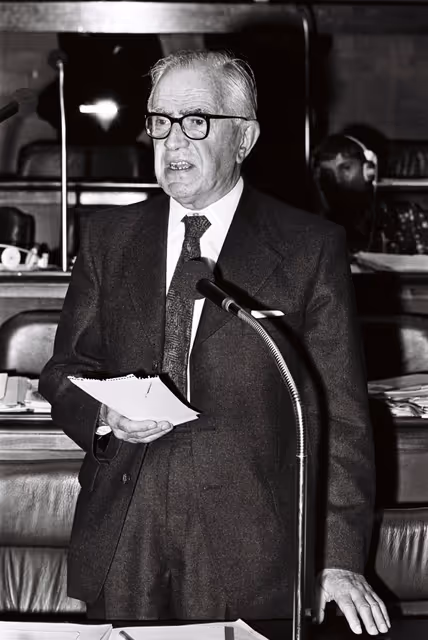 Photo 15: Plenary session in Luxembourg, April 5-9, 1976.