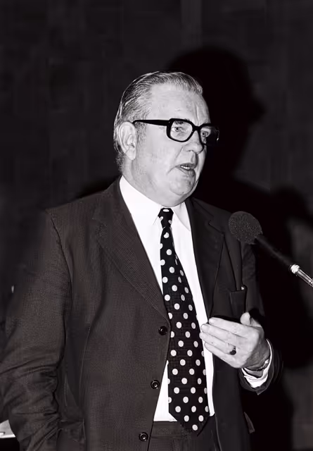 Photo 19: Thomas NOLAN during a plenary session in Luxembourg, April 5-9, 1976.