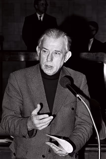 Fotografie 24: Jan BAAS during a plenary session in Luxembourg, April 5-9, 1976.