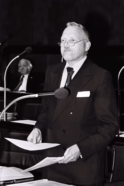 Fotografie 4: Cornelis BERKHOUWER during a plenary session in Luxembourg, April 5-9, 1976.