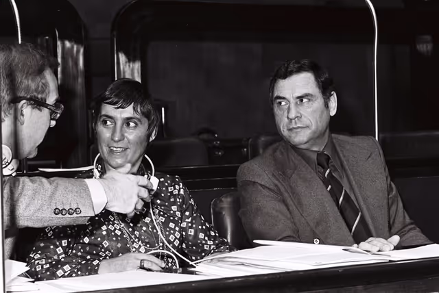 Fotografie 29: Marie-Therèse GOUTMANN (L) and Gerard BORDU during a plenary session in Luxembourg, April 5-9, 1976.