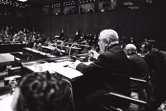 Fotografie 17: Georges SPENALE during a plenary session in Luxembourg, April 5-9, 1976.