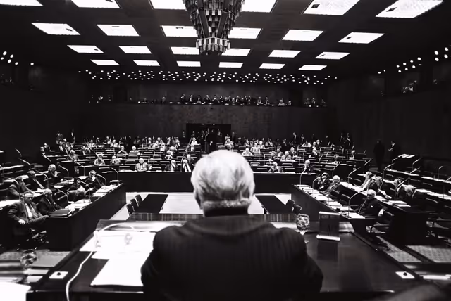 Fotografie 16: Georges SPENALE chairs a plenary session in Luxembourg, April 5-9, 1976.