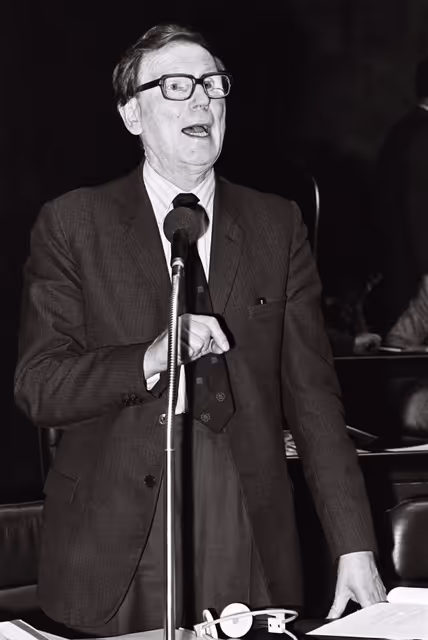 Fotografi 43: William Winter HAMILTON during a plenary session in Luxembourg, April 5-9, 1976.