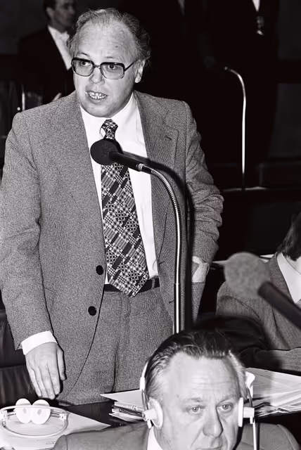 Fotografi 33: Plenary session Luxembourg april 1976
