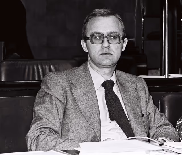 Fotografie 25: Jens MAIGAARD during a plenary session in Luxembourg, April 5-9, 1976.