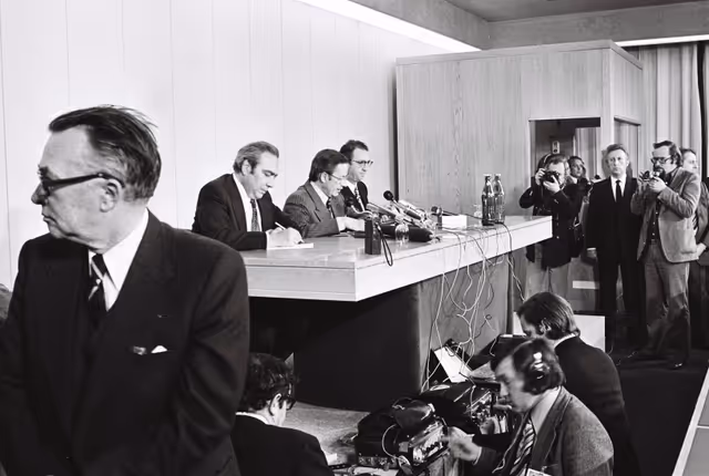 Fotografie 1: 1976-04  Press conference