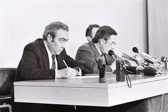 Fotografi 41: Press conference with François-Xavier ORTOLI and Gaston THORN, in the margins of a European Council in Luxembourg, April 1976.