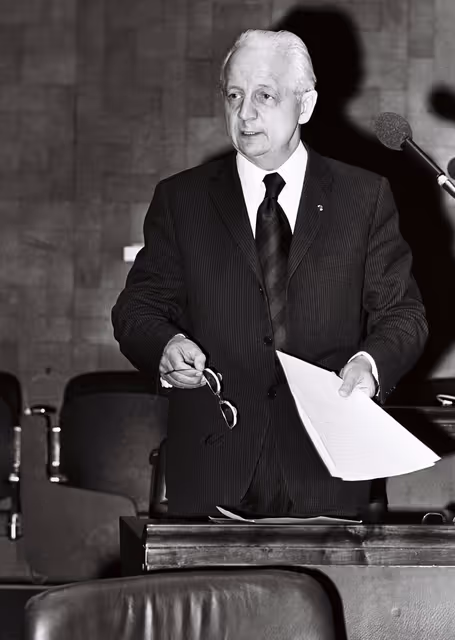 Photo 12: Lucien RADOUX during a plenary session in Luxembourg, April 5-9, 1976.