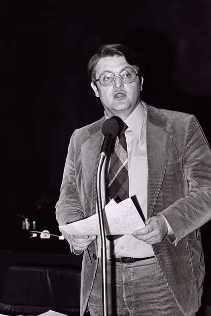 Photo 14: Manfred SCHMIDT during a plenary session in Luxembourg, April 5-9, 1976.