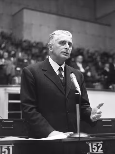 Photo 4: Carlo SCARASCIA MUGNOZZA during a plenary session in Luxembourg, April 5-9, 1976.