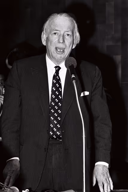Photo 5: Derek WALKER-SMITH during a plenary session in Luxembourg, April 5-9, 1976.