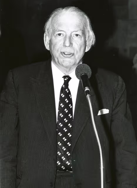 Photo 6: Derek WALKER-SMITH during a plenary session in Luxembourg, April 5-9, 1976.