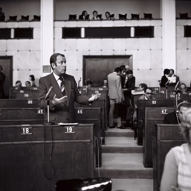 Suriet 47: Jean DURIEUX during a plenary session in Strasbourg, May 10-14, 1976.