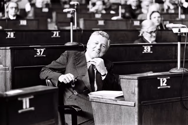 Suriet 21: Erik Bernhard BLUMENFELD during a plenary session in Strasbourg, May 10-14, 1976.