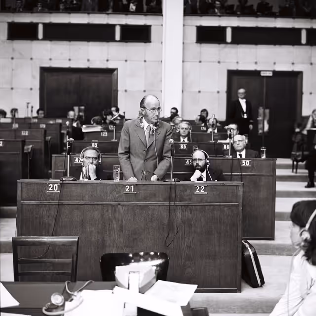 Suriet 30: European Commissioner Patrick HILLERY during a plenary session in Strasbourg, May 10-14, 1976.