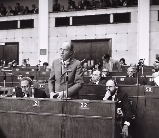 Suriet 28: European Commissioner Patrick HILLERY during a plenary session in Strasbourg, May 10-14, 1976.