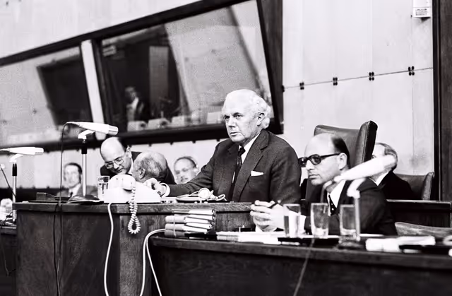 Suriet 33: European Parliament Vice-President Frederick PONSONBY, Earl of BESSBOROUGH, during a plenary session in Strasbourg, May 10-14, 1976.