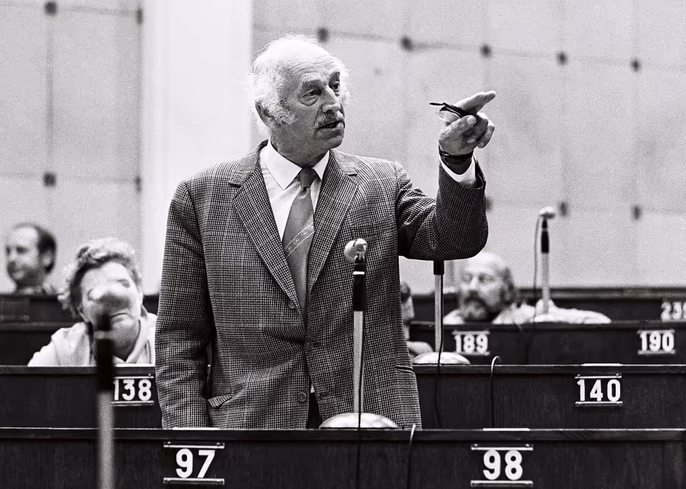 Edward CASTLE during a plenary session in Strasbourg, May 10-14, 1976.