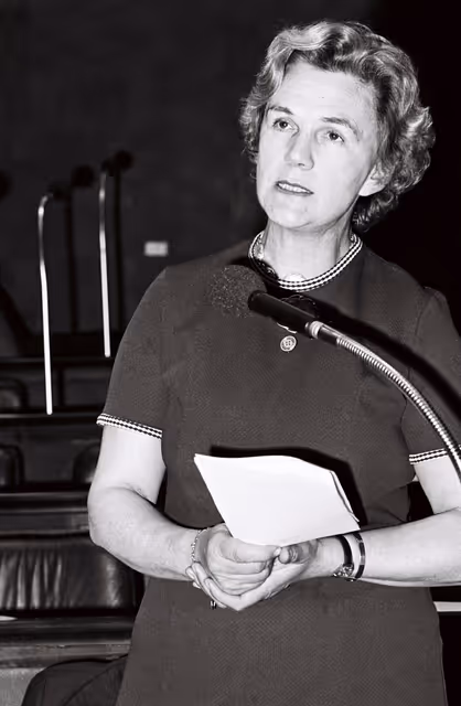 Photo 7: Elaine KELLETT-BOWMAN, during a plenary session in Luxembourg, April 5-9, 1976