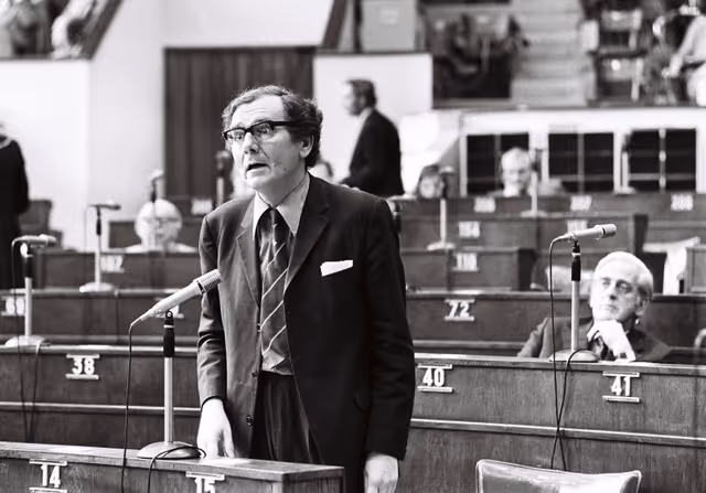 Suriet 34: Peter M. KIRK during a plenary session in Strasbourg, May 10-14, 1976.