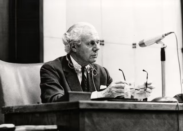 Suriet 35: European Parliament Vice-President Frederick PONSONBY, Earl of BESSBOROUGH, during a plenary session in Strasbourg, May 10-14, 1976.