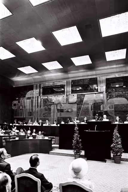 Φωτογραφία 3: Grand Duke Jean of Luxembourg and Grand Duchess Josephine-Charlotte sit in front of Colette FLESCH, Mayor of Luxembourg Raymond VOUEL, co-chairmen of the ECC-ACP Consultative Assembly Philippe YACE and George SPENALE, and President of the Chamber of Deputies of the Grand Duchy of Luxembourg René VAN DEN BULCKE during a plenary session Strasbourg, June 14-18, 1976