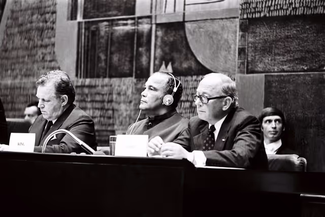 Φωτογραφία 18: President of the Chamber of Deputies of the Grand Duchy of Luxembourg René VAN DEN BULCKE,  President of the EEC-ACP Council G.A. KING (Guyana) and Hans NORD during a plenary session Strasbourg, June 14-18, 1976