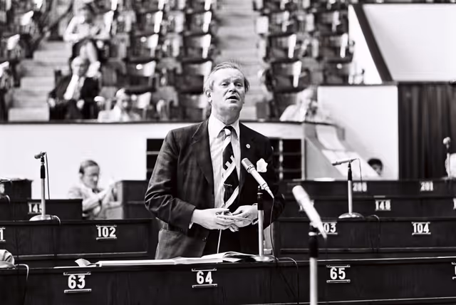 Φωτογραφία 22: Donald BRUCE OF DONINGTON during a plenary session in Strasbourg, June 14-18, 1976