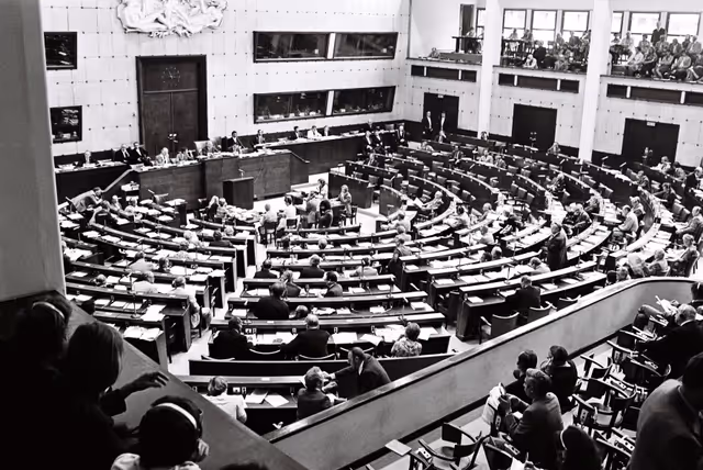 Φωτογραφία 1: General view of a plenary session in Strasbourg, June 14-18, 1976