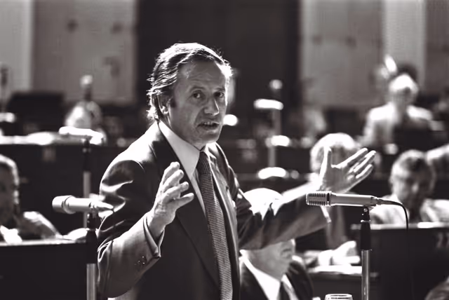 Φωτογραφία 47: Gaston THORN during a plenary session in Strasbourg, June 14-18, 1976