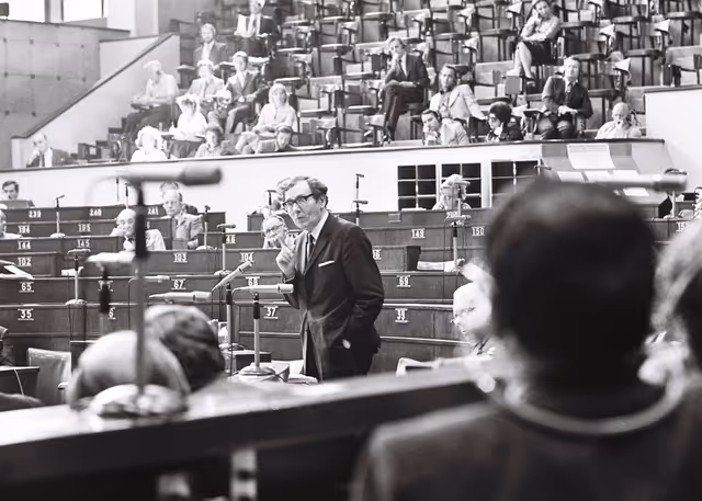 Φωτογραφία 2: Peter KIRK during a plenary session in Strasbourg, June 14-18, 1976