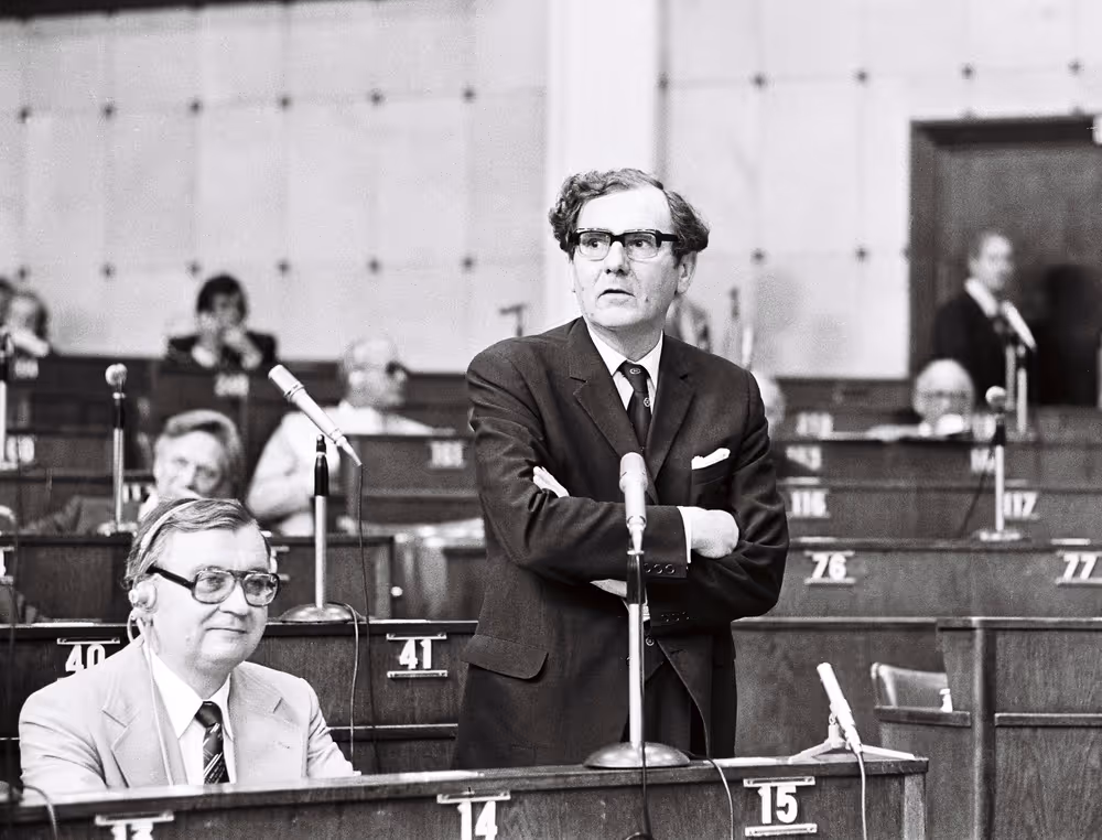 Egon KLEPSCH and Peter KIRK (R) during a plenary session in Strasbourg, June 14-18, 1976