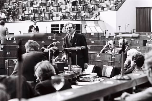 Φωτογραφία 3: Peter KIRK during a plenary session in Strasbourg, June 14-18, 1976