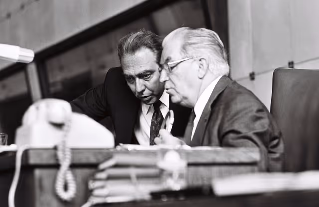 Φωτογραφία 34: European Commission President Francois-Xavier ORTOLI (L) and European Parliament President Georges SPENALE during a plenary session in Strasbourg, June 14-18, 1976