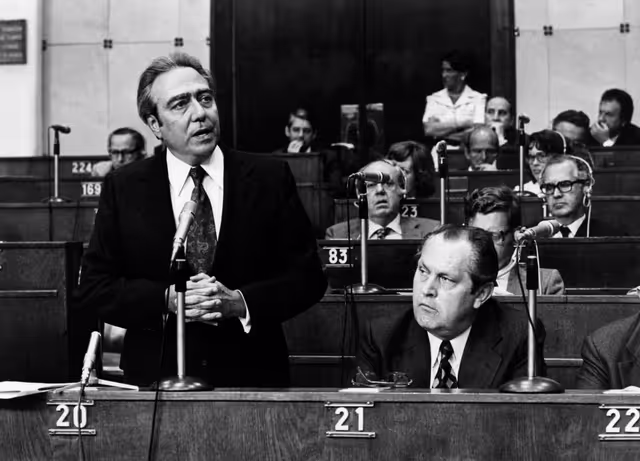 Φωτογραφία 20: President of the European Commission François-Xavier ORTOLI (L) and European Commissioner Petrus LARDINOIS during a plenary session in Strasbourg, June 14-18, 1976