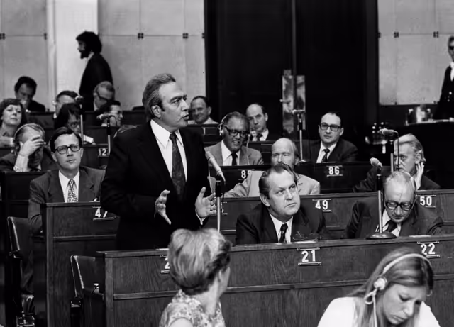Φωτογραφία 35: European Commission President Francois-Xavier ORTOLI (L), European Commissioners Petrus LARDINOIS and Henri SIMONET (R) during a plenary session in Strasbourg, June 14-18, 1976