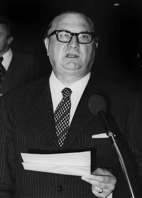 Fotogrāfija 1: Council Rapporteur at the annual joint meeting of the assembly with the European Parliament. Parliament Rapporteur Sir Geoffrey DE FREITAS. Council of Europe Parliamentary assembly.