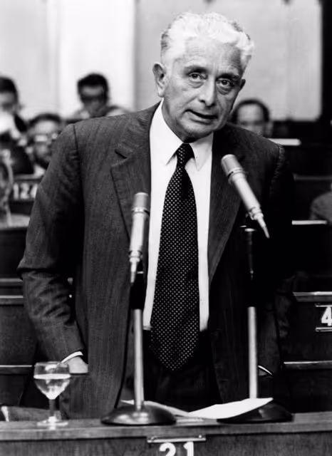 Fotografie 23: Plenary session in October 1976