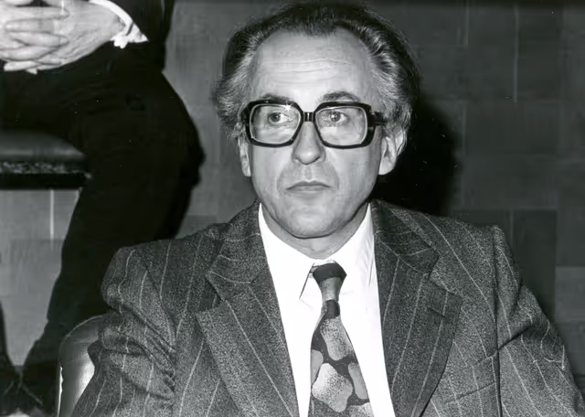 Fotografie 2: Plenary session in October 1976