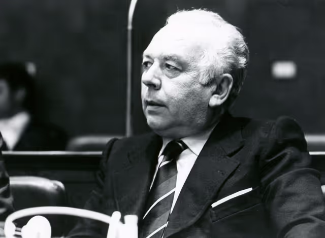 Fotografie 4: Plenary session in October 1976