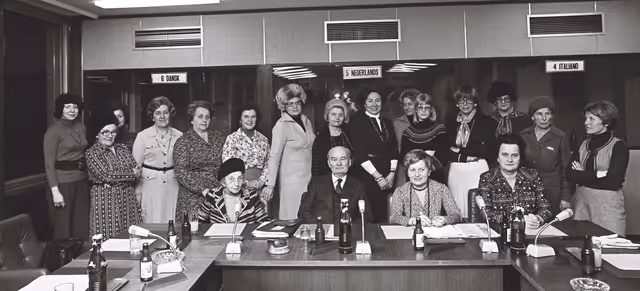 Fotografie 7: Diversal pictures on February 1977