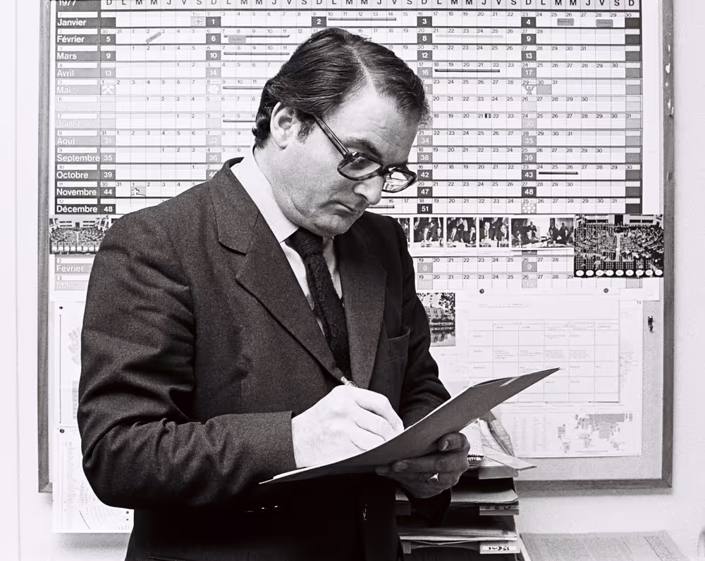 Diversal pictures on February 1977