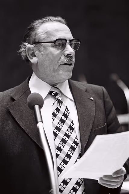 Fotografie 2: Hans Edgar JAHN during a session in Luxembourg in February 1977